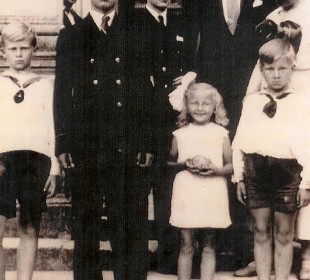 Z rodzeństwem &ndash; od lewej: Staś, J&oacute;zio, Andrzej, Wanda, Antoś, rodzice i babcia.