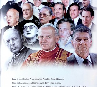 W g&oacute;rnym rzędzie widoczny kard. Andrzej Deskur